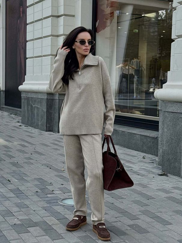 Completo da donna con maglione a collo alto e pantaloni con mezza zip - Completo casual in morbida maglia color cachi (S/M/L)_voghion.com