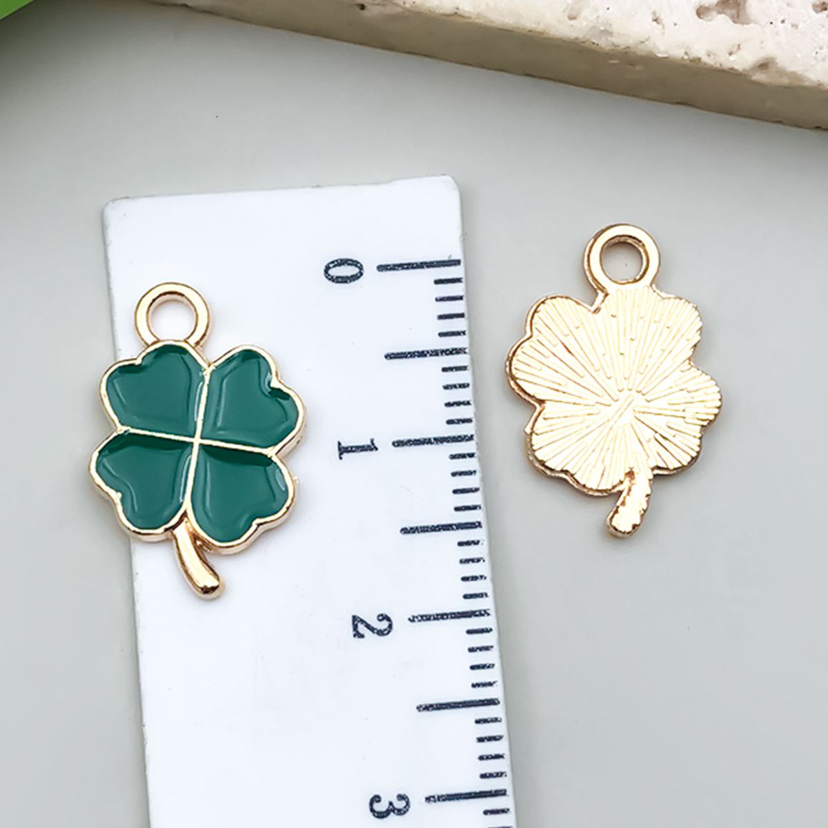 Set di accessori per gioielli fai da te Lucky Clover - 15 pezzi di ciondoli a forma di quadrifoglio e trifoglio per collana, portachiavi, ciondolo (verde, stili misti)_voghion.com