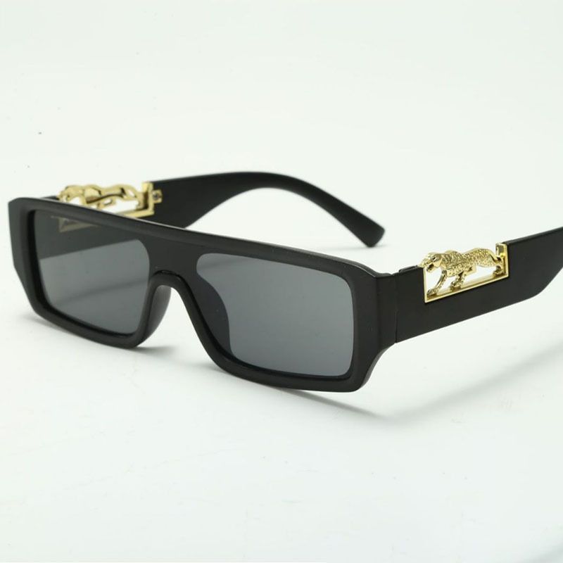 Un paio di lenti generali da uomo, occhiali alla moda con montatura piccola e casual con stampa leopardata, ideali come regalo_voghion.com