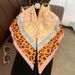 Scialle da viaggio quadrato da 90 cm in twill di seta con stampa leopardata, sciarpa decorativa con protezione solare, sciarpa autunnale e invernale_voghion.com