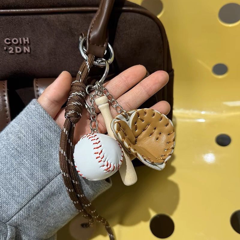 Lindo colgante de perro salchicha de béisbol Miu, muy vendido, llavero para bolso, amuleto de cuerda de escalada, pareja_voghion.com