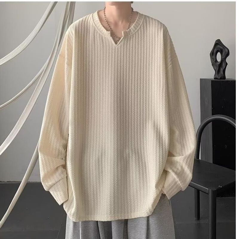 Ensemble inspiré de la texture composé d'un pull tricoté avec un grand col en V et d'une veste sweat à manches longues_voghion.com