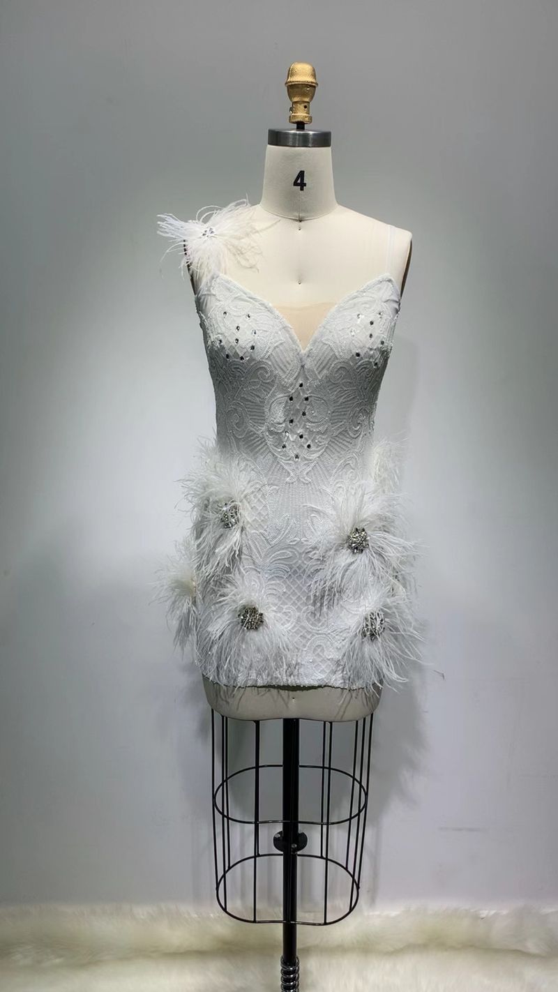 V-Ausschnitt, modisch, goldene Pailletten, Hosenträger, atmosphärische Feder, schlankes High-End-Freizeitkleid, Party- und Abendkleid für Damen_voghion.com