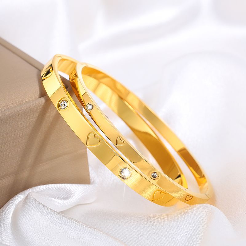 Braccialetto casual in acciaio al titanio tinta unita a forma di cuore in blocco_voghion.com