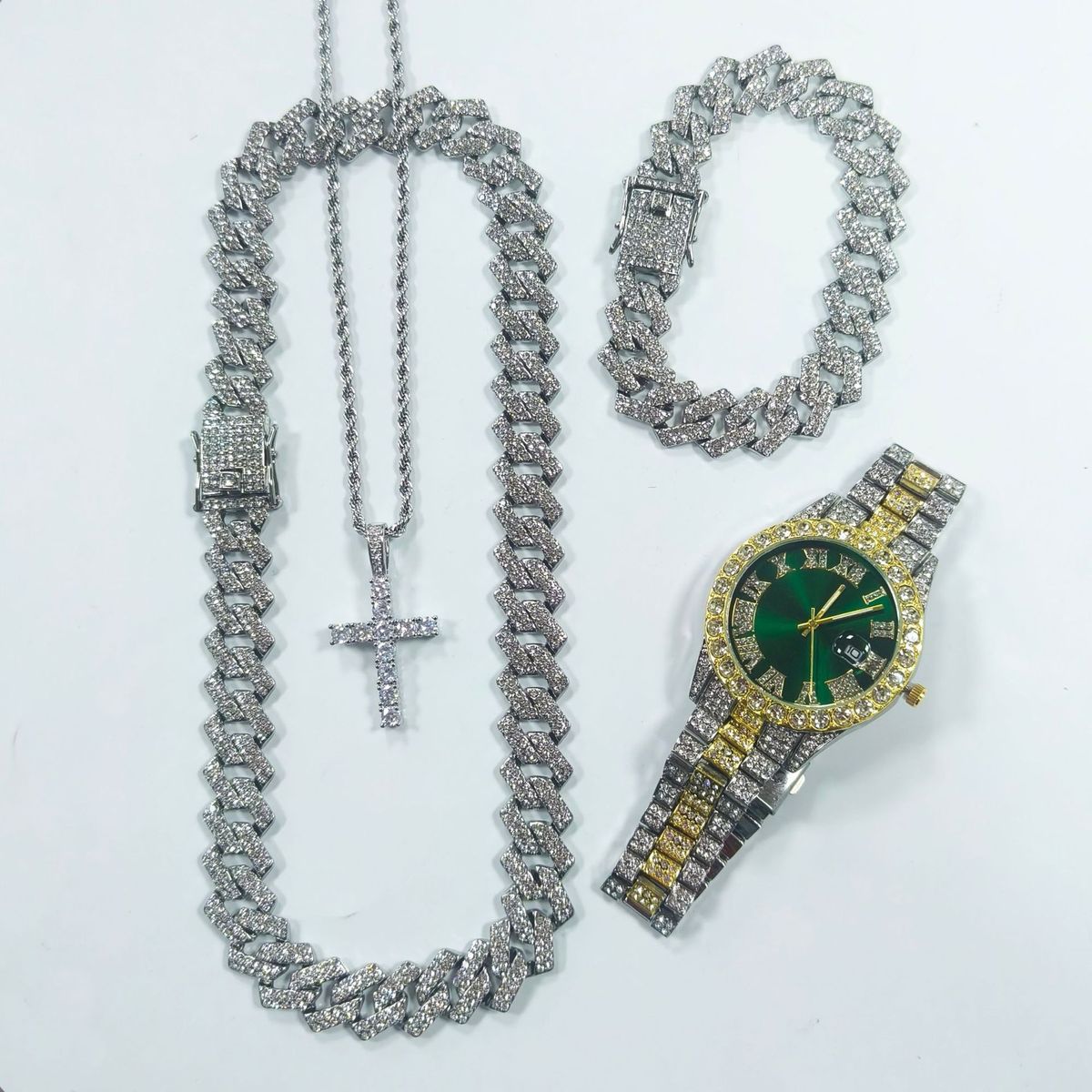 Ensemble de chaînes cubaines UrbanEdge Gothic Cross - Collier et bracelet en acier inoxydable 15 mm avec montre_voghion.com