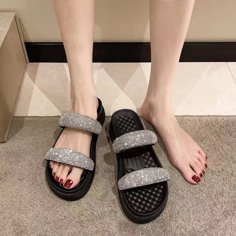 2023 sommer neue Koreanische mode lässig einzeilige drag kuchen dicken boden strand strass sandalen für frauen_voghion.com