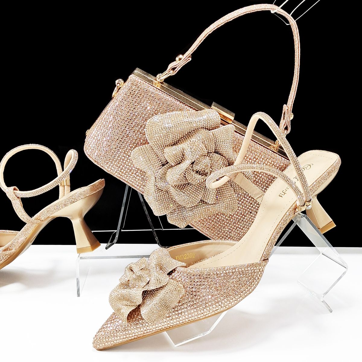 Zapatos de mujer Conjunto de bolso y zapatos de punta puntiaguda para mujer Correa cruzada de diamantes en el tobillo Bolso de mano trapezoidal con decoración de flores moldeable Exquisito diamante caliente_voghion.com