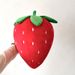 Cuscino di peluche realistico a forma di fragola - Cuscino morbido a forma di frutta per bambini/letto/divano (regalo carino e coccolabile per bambine)_voghion.com