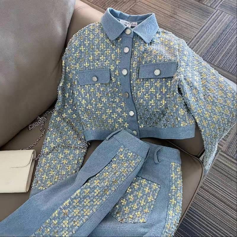 Dámský oděvní design, krátká dámská bunda, retro úzké kalhoty, dvoudílný oblek_voghion.com