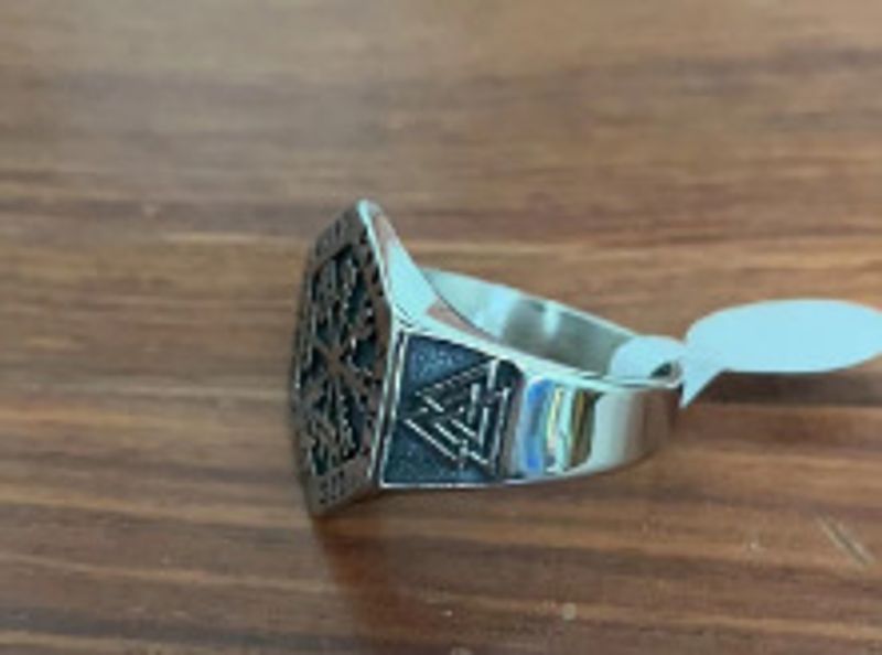 Anello da uomo in acciaio al titanio con nodo celtico vichingo_voghion.com