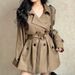 Zweireihiger Trenchcoat in Kamelbraun für Damen – Klassischer britischer Stil – Elegante und zeitlose Oberbekleidung für Herbst/Winter_voghion.com