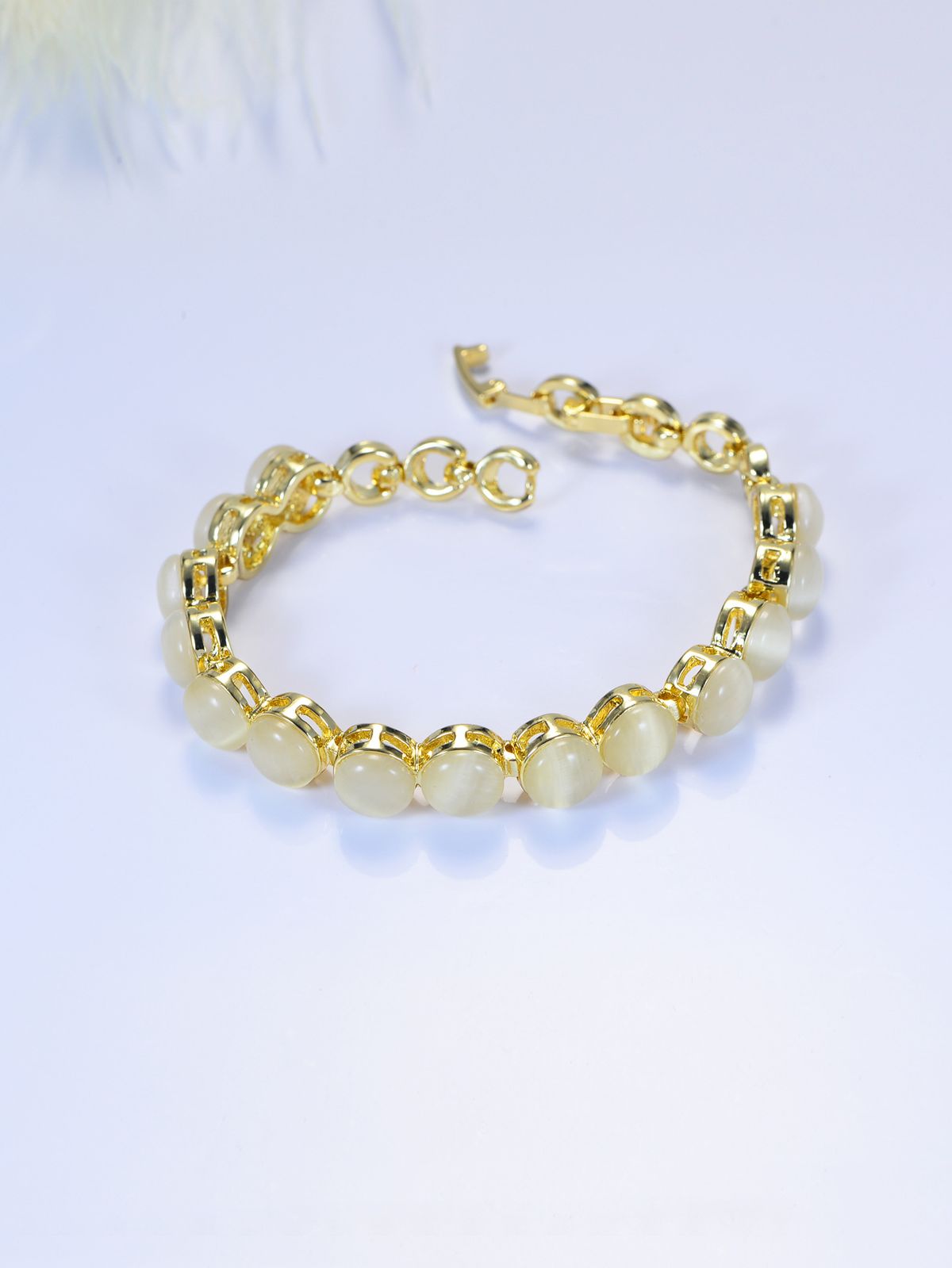 Elegante, geometrische armband met ronde kattenoogsteen, individueel verpakt in goud_voghion.com