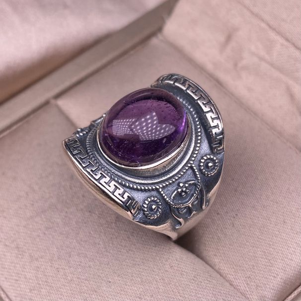 Anello da uomo in argento spesso con ametista intarsiata, versione larga e cristallina, versatile, per pendolari_voghion.com