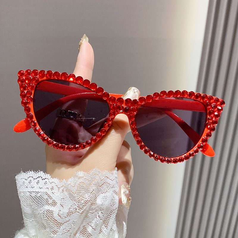 2025 Nytt diamantset för söta kvinnor, kattögonformade solglasögon med hjärtformade bollar_voghion.com