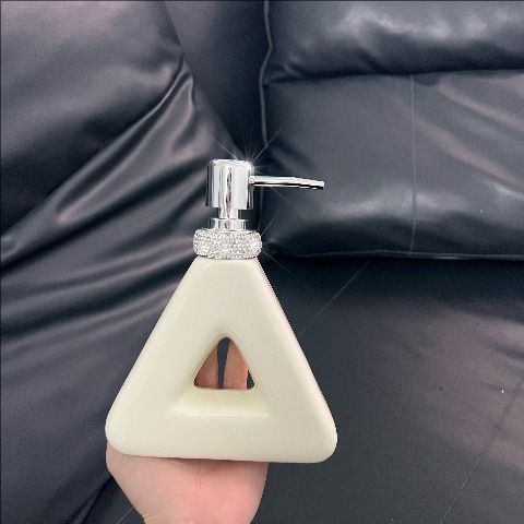 Flacone dispenser in ceramica triangolare di lusso con cristalli incrostati – Elegante pompa per shampoo e lozione per bagno e lavabo_voghion.com