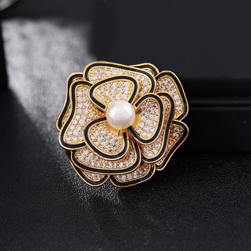 Camellia broche, lille duftstil, luksuriøst udsøgt brystblomstdesign, nicheefterårs- og vinterfrakkekravenål_voghion.com