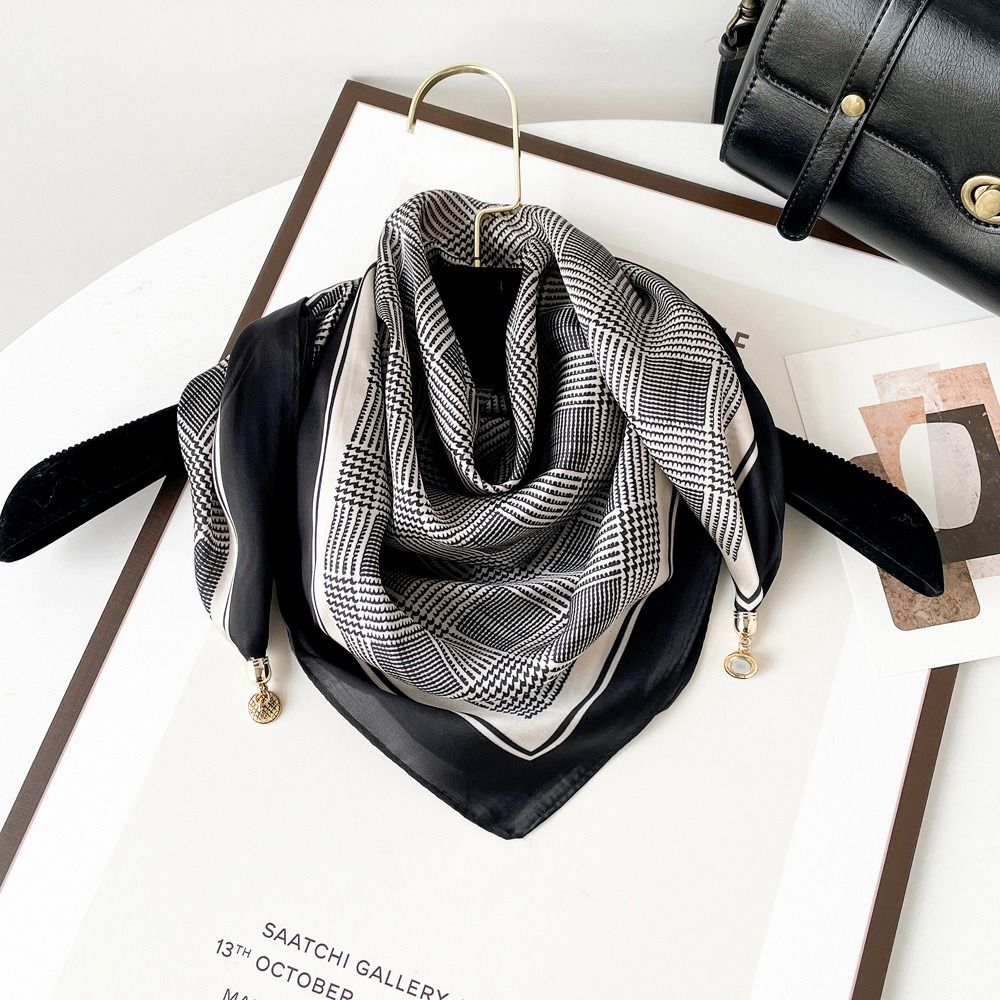 Nuova fibbia magnetica estiva per le donne 2024 sciarpa autoadesiva a triangolo con stampa di alta qualità_voghion.com