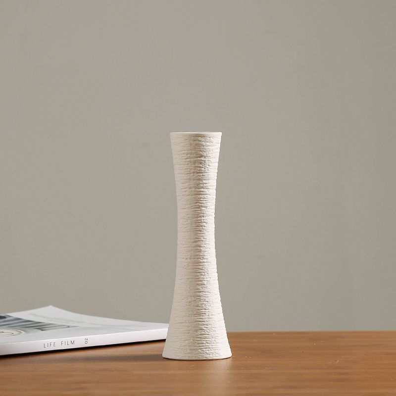 Vaso in ceramica bianca in stile letterario - Composizione moderna di fiori secchi per un arredamento creativo
_voghion.com
