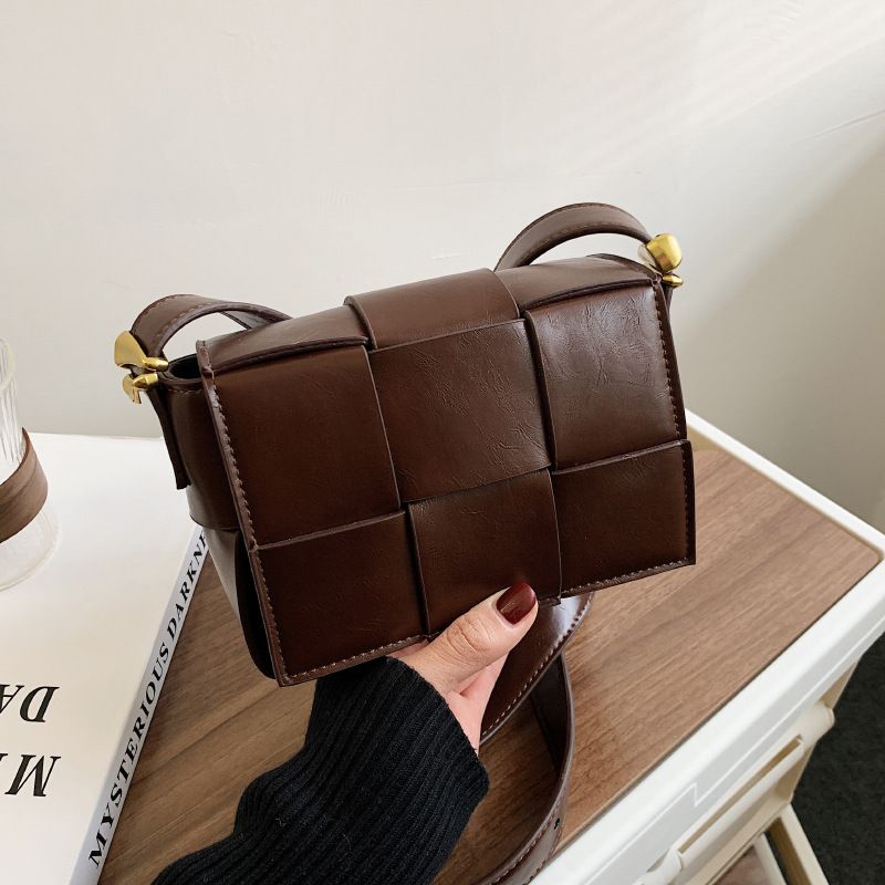 Le nuove borse a tracolla autunnali e invernali da donna più popolari di quest'anno 2024, piccole borse quadrate intrecciate alla moda con un senso_voghion.com