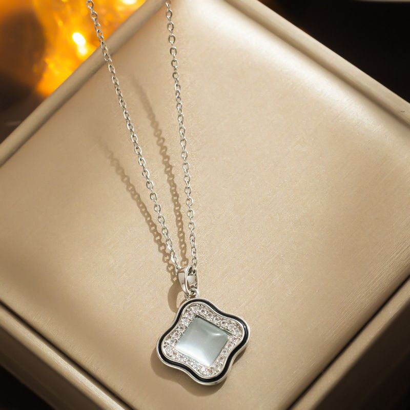 Cat's Eye Four-Leaf Clover Necklace Women's Light Luxury Niche 2023 New Clavicle Chain Flashing Diamonds High-Level Sense Simple Cold Style_voghion.com