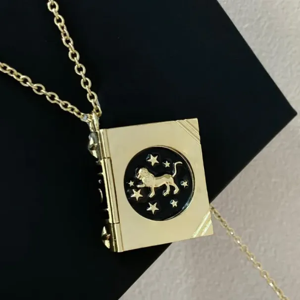 Catene Chevalier D'Eon 2022 Collana con libro a forma di leone Numero stella Per donna Gioielli di moda Articoli per feste e banchetti Catene Sidn22_voghion.com