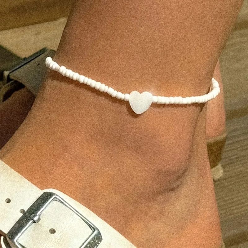 Böhmisches Fußkettchen mit weißen Reisperlen und Herz aus Perlmuttperlen, handgewebter Fußschmuck für Frauen_voghion.com
