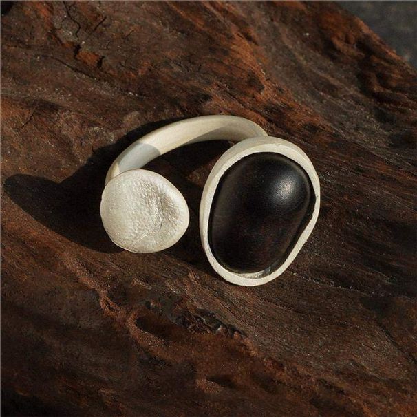 Gewellter schwarzer Ring Nischendesigner Handarbeit Matte Textur_voghion.com