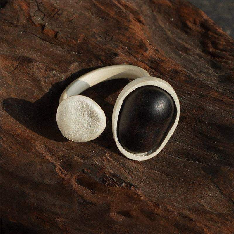 Anello nero ondulato, design di nicchia, fatto a mano, texture opaca_voghion.com