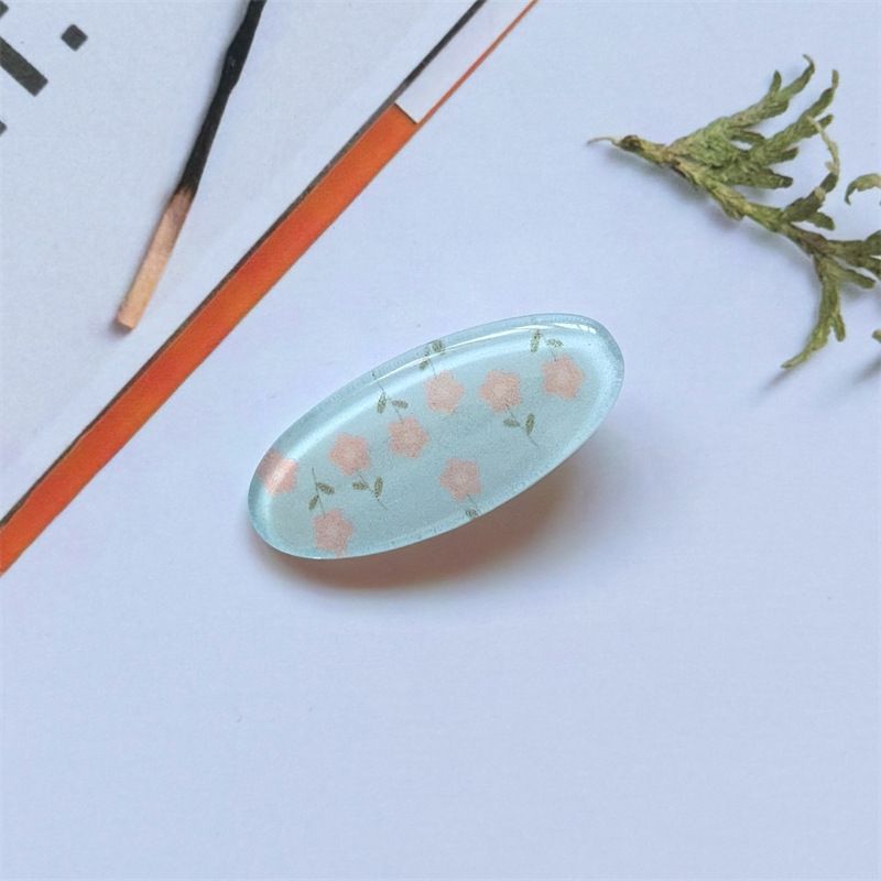 Las chicas coreanas llevan un peinado con flequillo fresco y flores pequeñas. Una linda y dulce horquilla de pico de pato realza el estilo._voghion.com