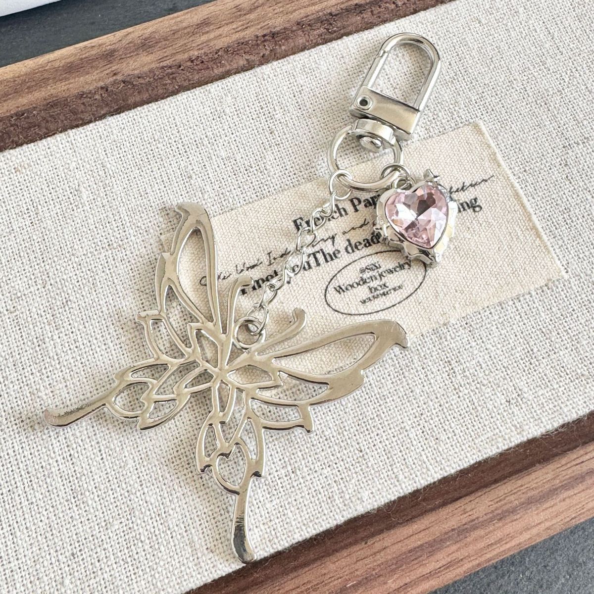 Indlejret legering sommerfugl bilnøglering badge vedhæng sød cool stil hovedtelefonetui enkel kvindelig taske charme_voghion.com