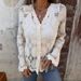 Elegante Spitzenbluse mit V-Ausschnitt – Fließendes Langarm-Top mit Flatterärmeln und Knopfdetail (Weiß/Schwarz/Haut, S-XXL)_voghion.com