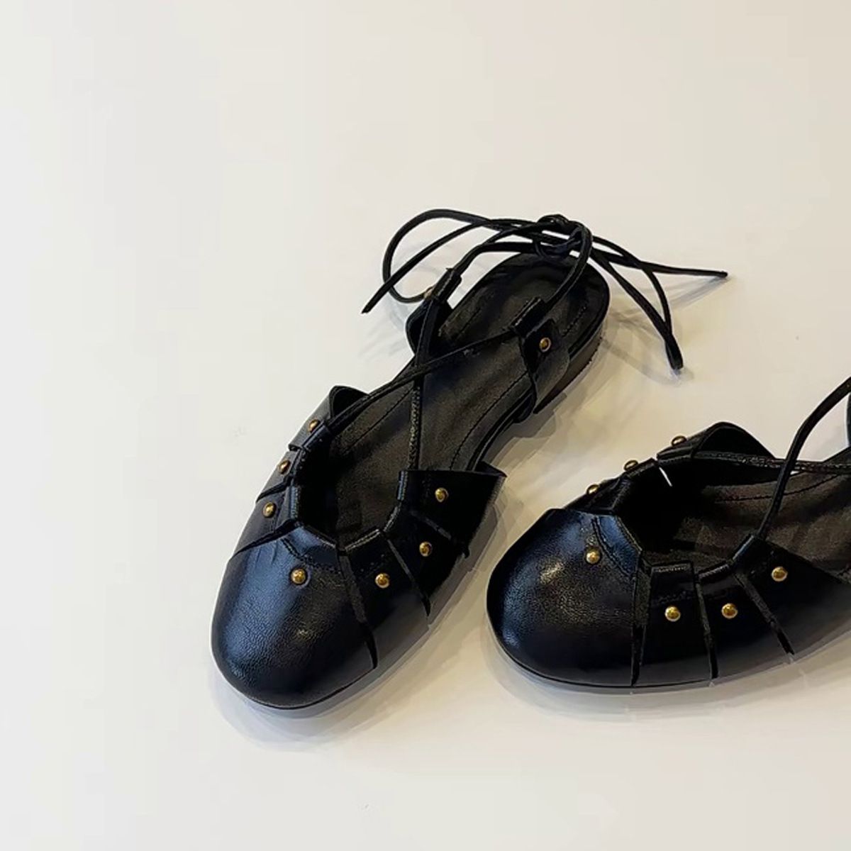 Sheepskin Fashion Strap Rivet Open Toe Women's Sandals Summer Hollow Hundred Flat Round Toe Roman Shoes 2025 New Wear Comfortable_voghion.com