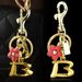Séiss Fraen Bag Blummen Keychain Alphabet Kiischtebléieschau Pendant_voghion.com