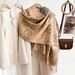 Elegante sciarpa scialle con frange di camelia - Caldo scialle invernale a doppio strato con elegante motivo floreale, morbido e accogliente per le donne_voghion.com