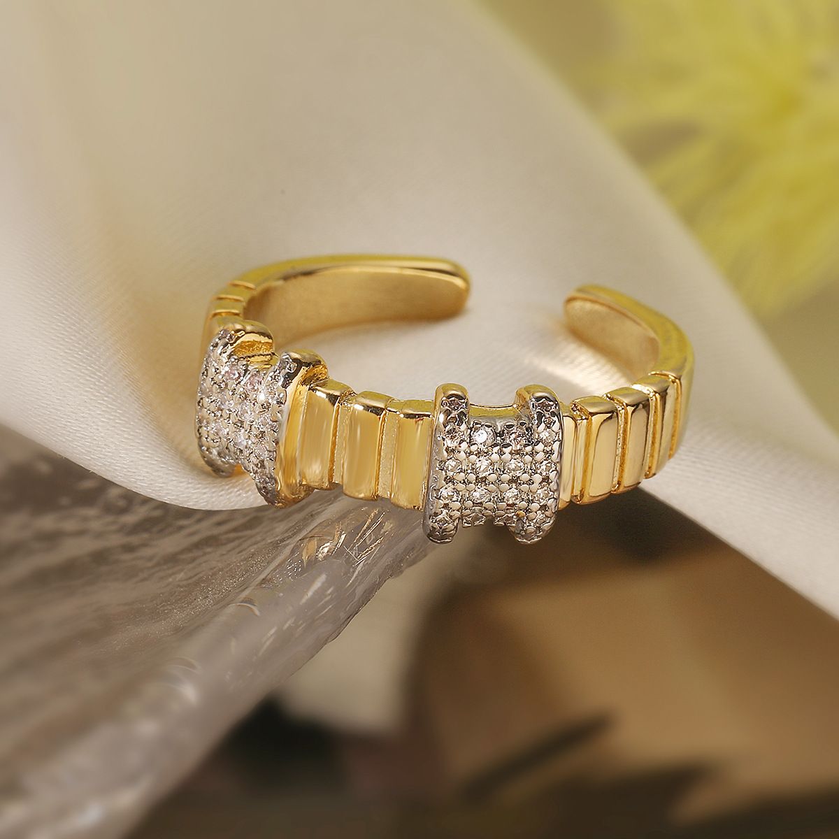 Bague ouverte géométrique bicolore à effet électroplaqué pour femme, style Niche Personality INS Fashion, légère et luxueuse, en zircon._voghion.com