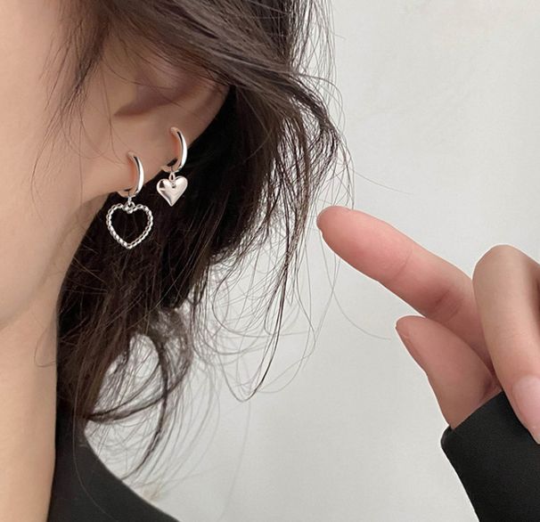 Pendientes colgantes asimétricos con dije de corazón y cierre de palanca, chapados en plata 925, talla S6_voghion.com