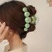 Fermaglio per capelli da donna in acrilico verde di alta qualità, con testa a sfera legata a metà e una grande clip a forma di squalo per_voghion.com