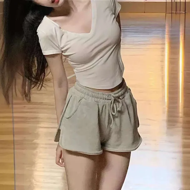 Set di due pezzi alla moda per pantaloni casual aderenti con elastico in vita e maniche corte in cotone sportivo puro desiderio per le donne_voghion.com