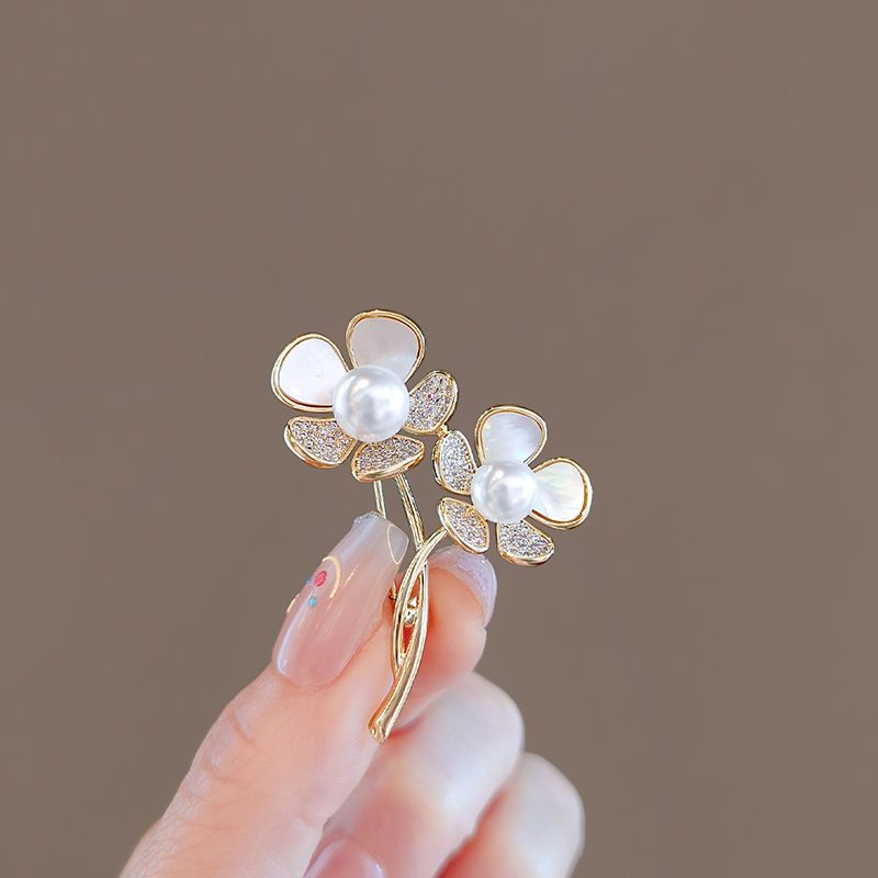 Flower Pearl Brooch Feminine Exquisite Temperament High-end Design Coat Corsage Anti-light Suit New Accessories Pin_voghion.com