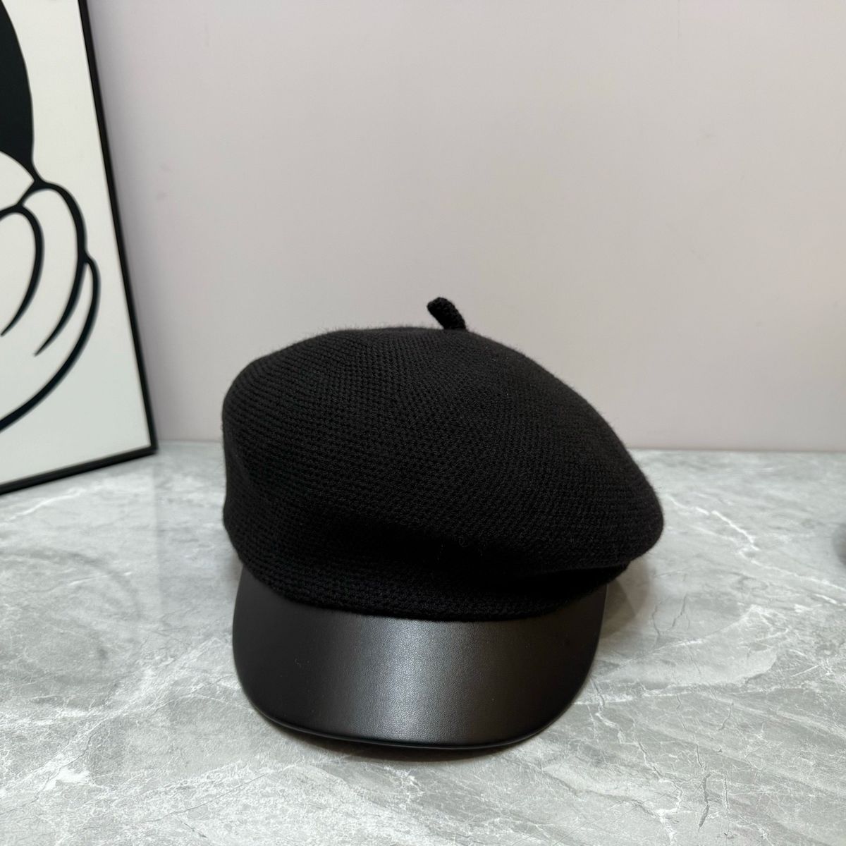 Berretto da donna in pelle patchwork, modello Newsboy, modello minimalista, autunno/inverno 2025_voghion.com