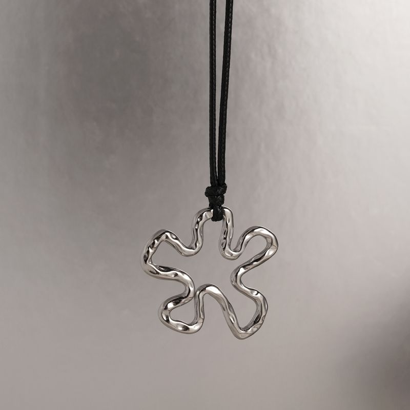 Collana con ciondolo a forma di camelia cava geometrica retrò in acciaio al titanio placcato oro INS, con corda in pelle nera_voghion.com