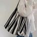 Torebka damska na ramię typu crossbody z płótna w paski z kolekcji Niche Design, do noszenia pod pachami_voghion.com
