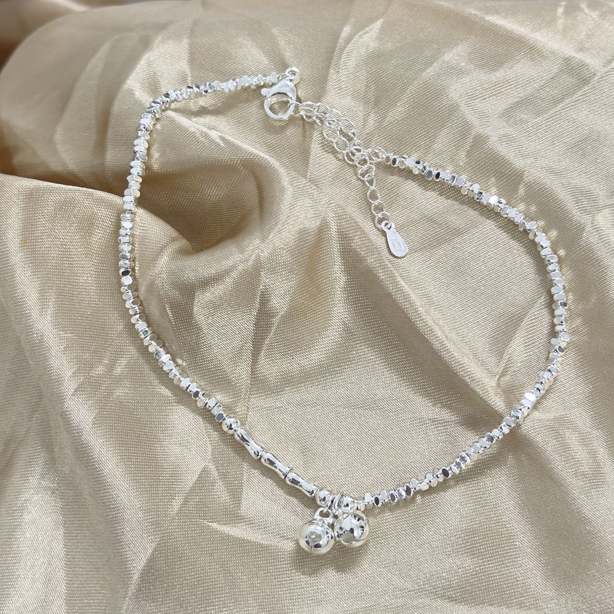 Cavigliera in argento rotto per donna, cavigliera leggera di lusso di alta gamma con nodo in bambù, super lucida e fresca su Internet_voghion.com