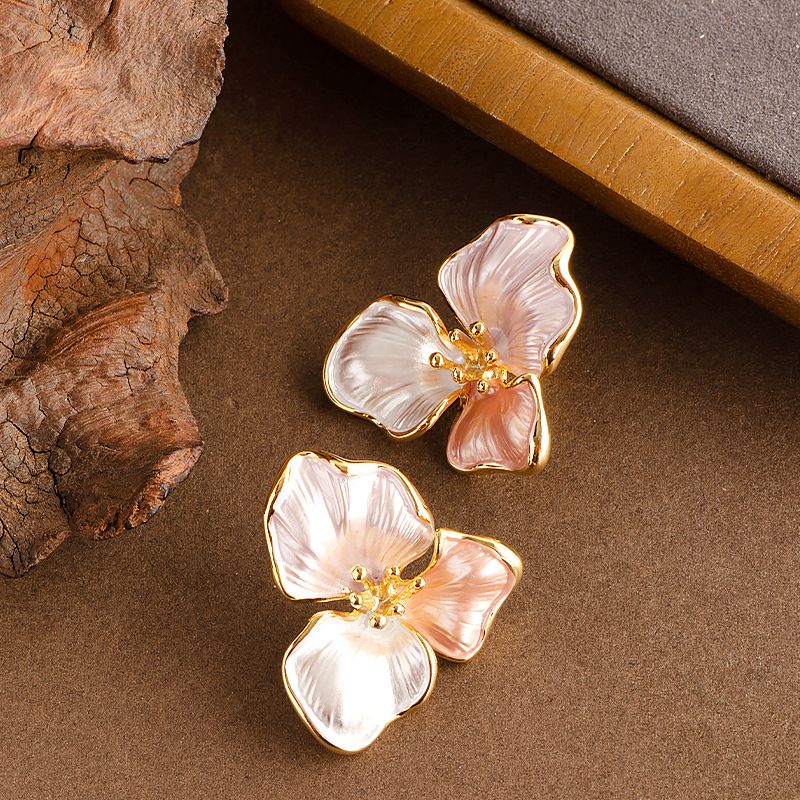 Orecchini a forma di fiore a tre petali in stile medievale retrò letterario, bianco crema, temperamento di lusso leggero, orecchini ad ago in argento di alta qualità_voghion.com