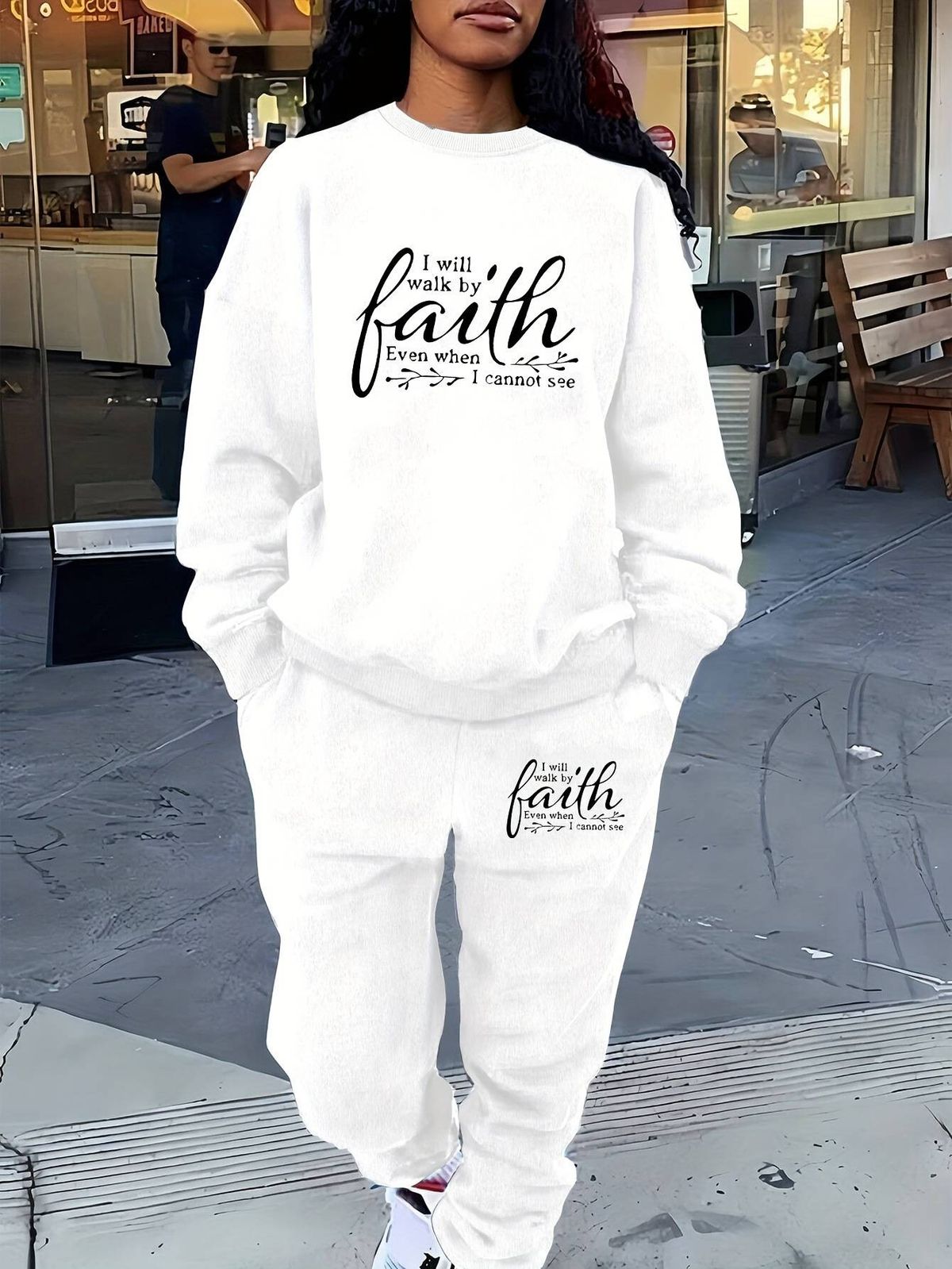 Conjunto feminino com capuz e forro de lã – Moletom com estampa de letras e calça jogger em preto e branco._voghion.com