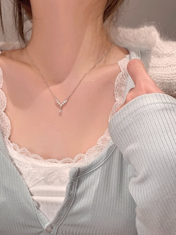 Fonkelende letter V zirkoon ketting Dames licht luxe niche mode veelzijdig ketting ontwerp sleutelbeen ketting_voghion.com