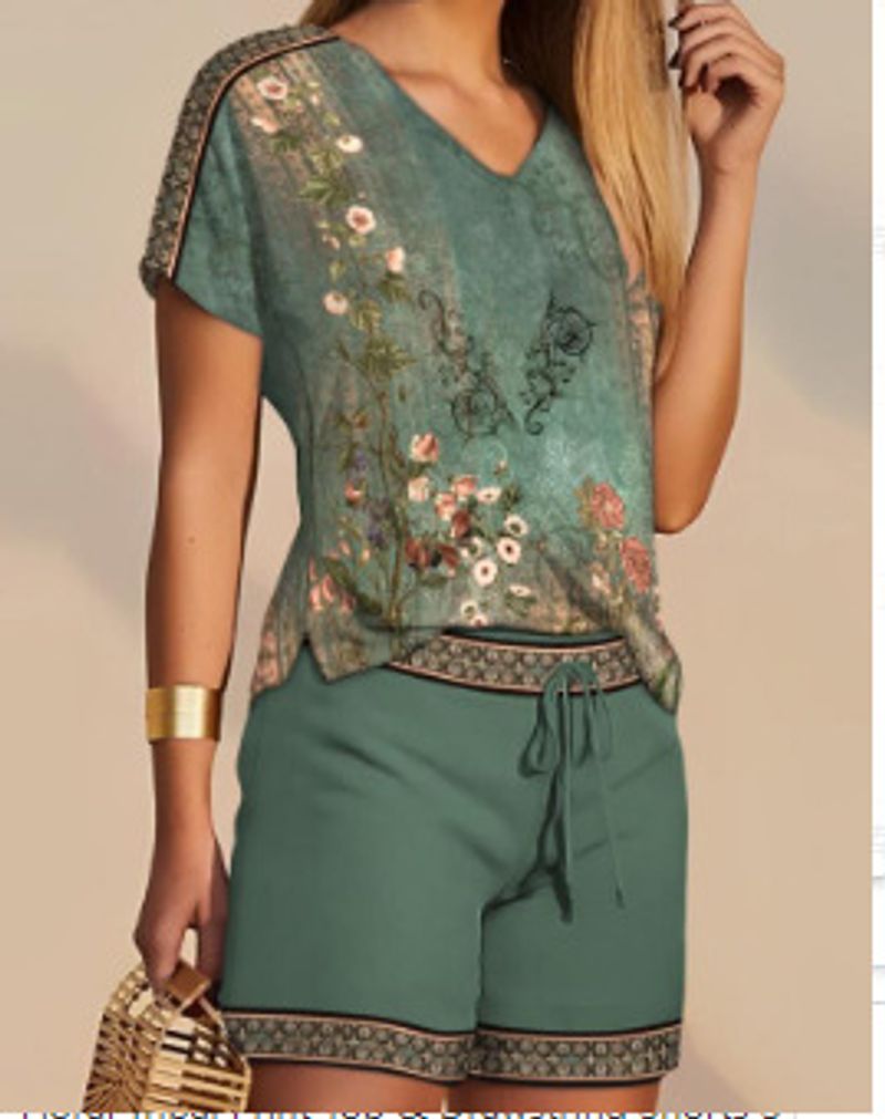Set da due pezzi con comodo top con scollo a V e pantaloncini con stampa alla moda da donna_voghion.com