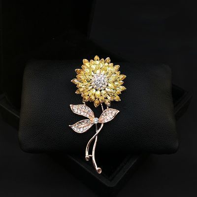 Spilla di temperamento di girasole coreano nuovo fiore di petto squisito delle donne del sole design accessori vestito di alta qualità_voghion.com