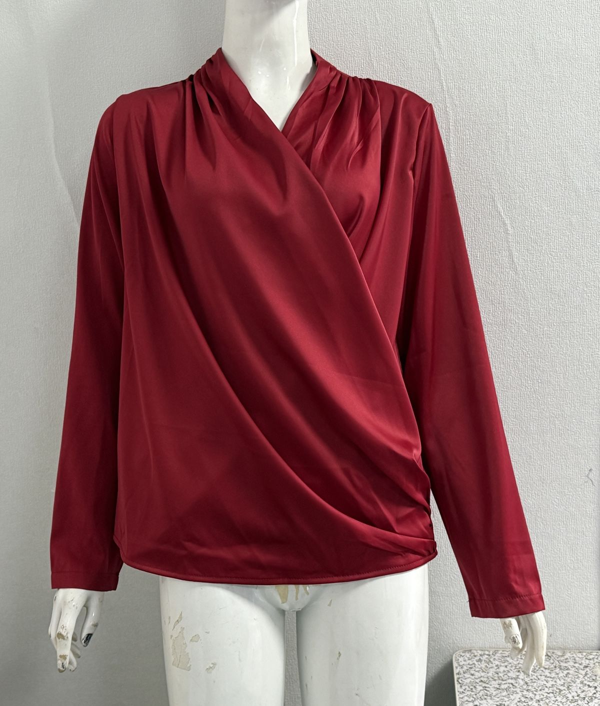 Camicetta da donna in raso premium con scollo a V – Camicia di lusso per il lavoro e il weekend in fucsia/bordeaux/nero (taglie dalla S alla XXL)_voghion.com