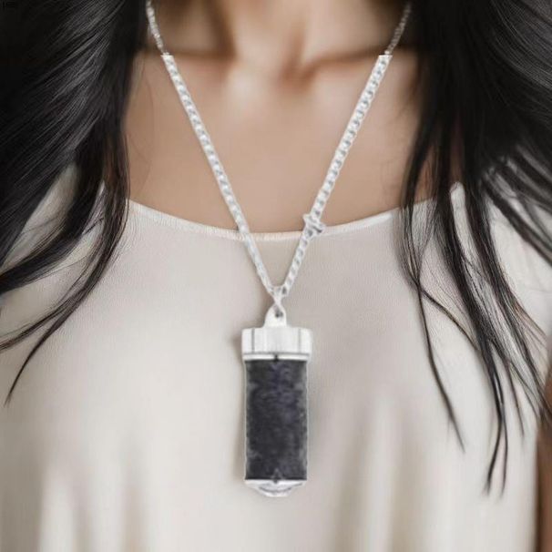 Collana di lusso con quadrifoglio a forma di fiore antico in stile antico, con bottiglia di profumo Lujia in acciaio inossidabile e luce a nicchia_voghion.com